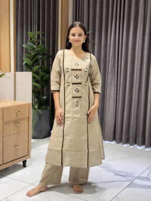 Straight-fit design with distinct Mirror