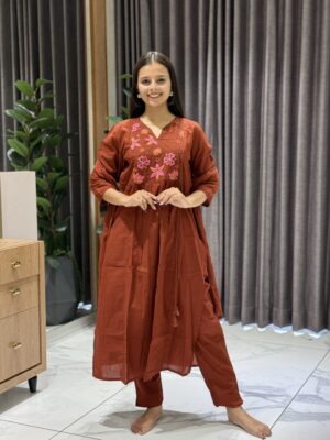 floral embroidered panelled kurta with pent